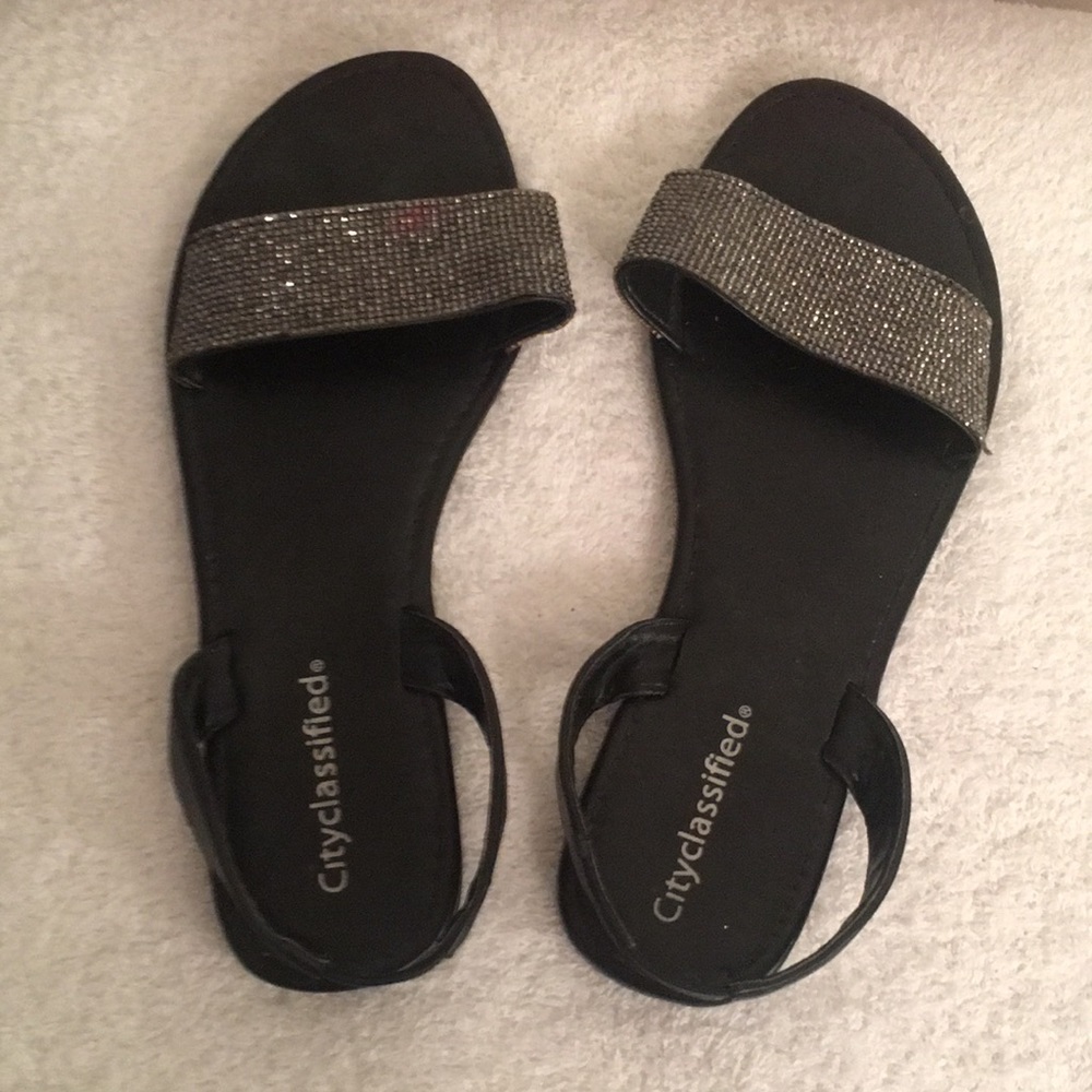 City classified slippers with strip at heel.